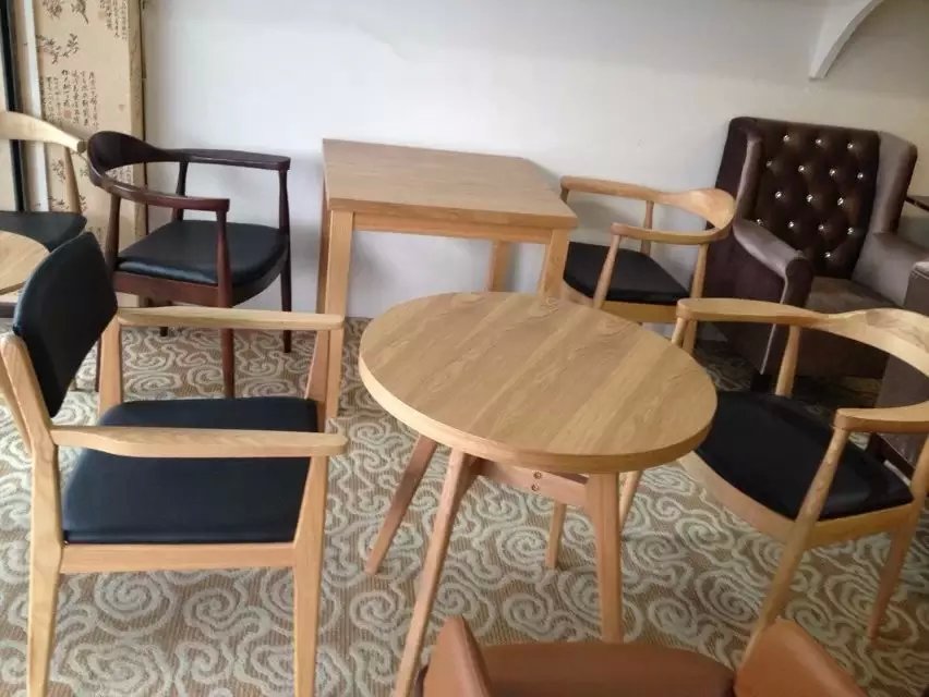 木制咖啡厅桌椅